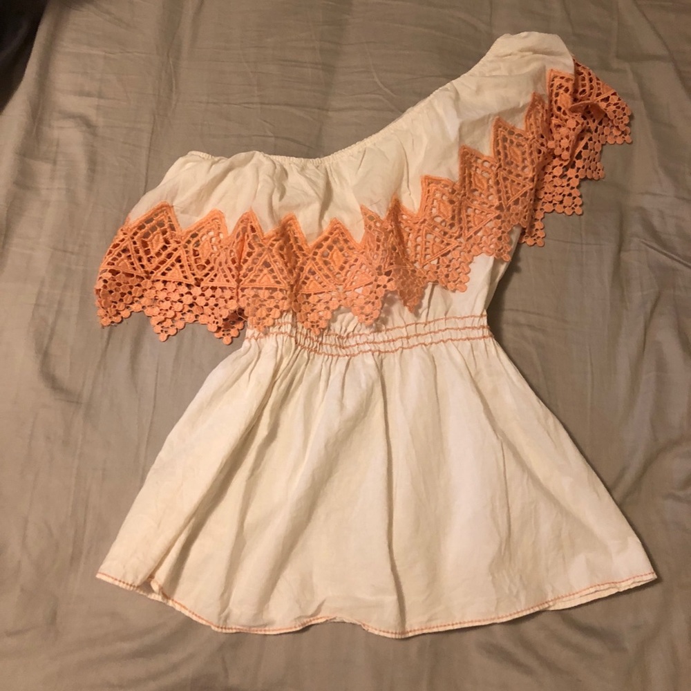 One shoulder shirt